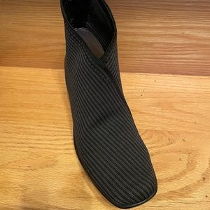 CHARLESTON Shoe Company BRAND NEW size 8 black with stripes